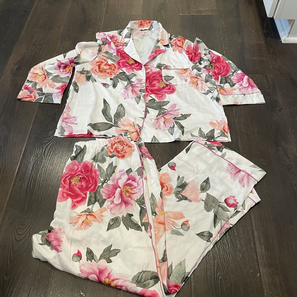 Victoria's Secret Glazed Satin Pajama Set XL (Short) Peony Floral Bouquetes NWOT - Picture 2 of 8